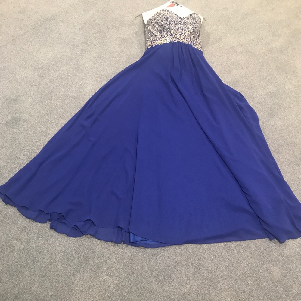 Gown - Picture 5 of 11